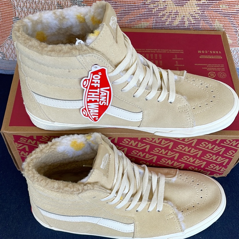 Vans Sk8-Hi
Cozy Hug Biscotti
VN0A7Q5NBVV
Men’s Sneakers - Picture 3 of 16